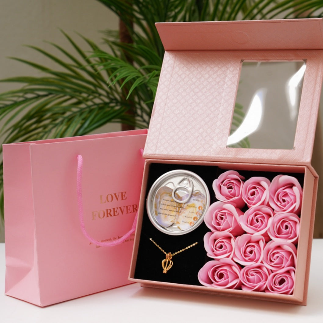 علبة ورود + قلادة لؤلؤ راقية