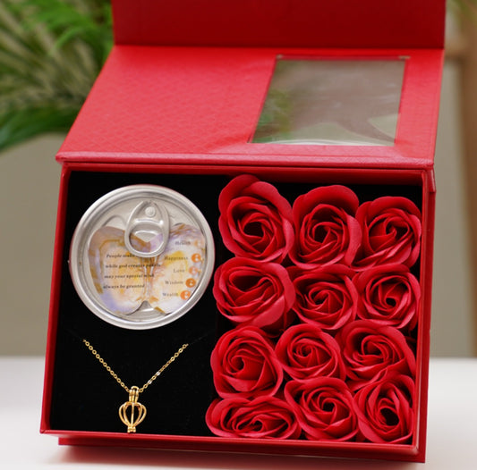 علبة ورود + قلادة لؤلؤ راقية